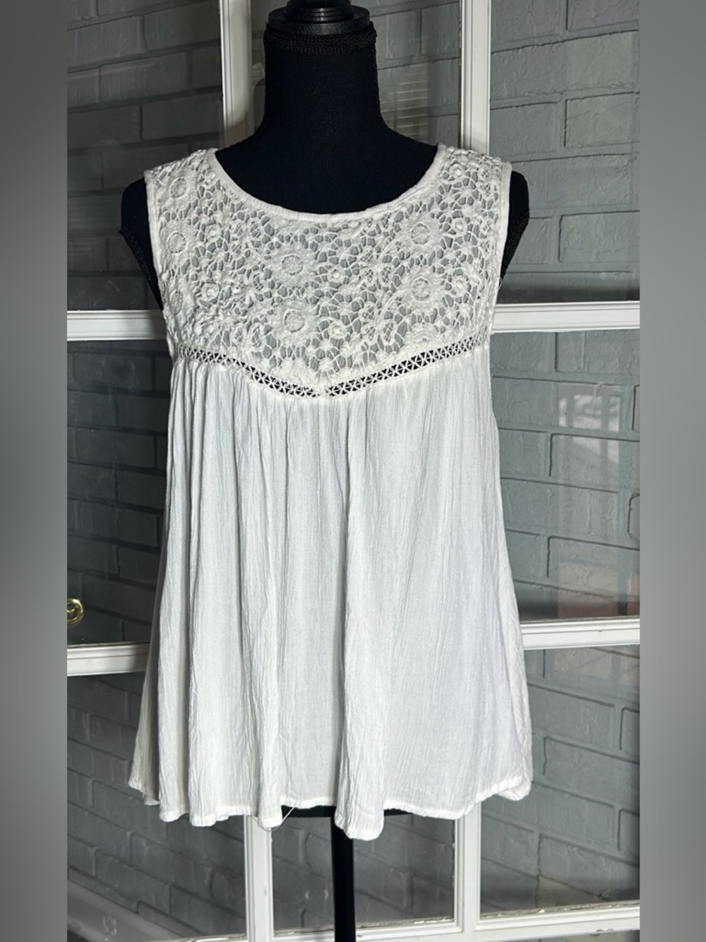 Jennifer Grace Women’s S Blouse White Lace Crochet Sleeveless Round Neck